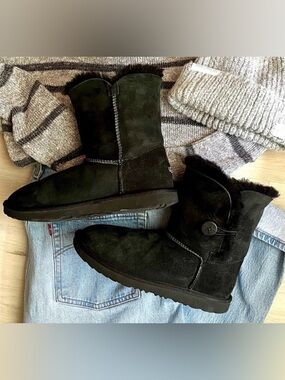 UGG Bailey Button Black Sheepskin Shearling Boots Women’s Size 5 Classic Short